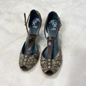 ⭐ Vintage Y2K Pink Studio Size 7.5 Brown Floral Leather Button Heels